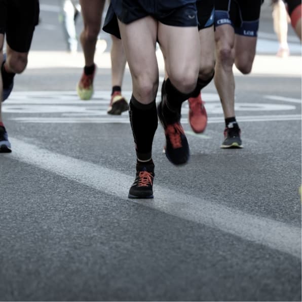 Eine Abbildung von Menschen, die den Marathon laufen