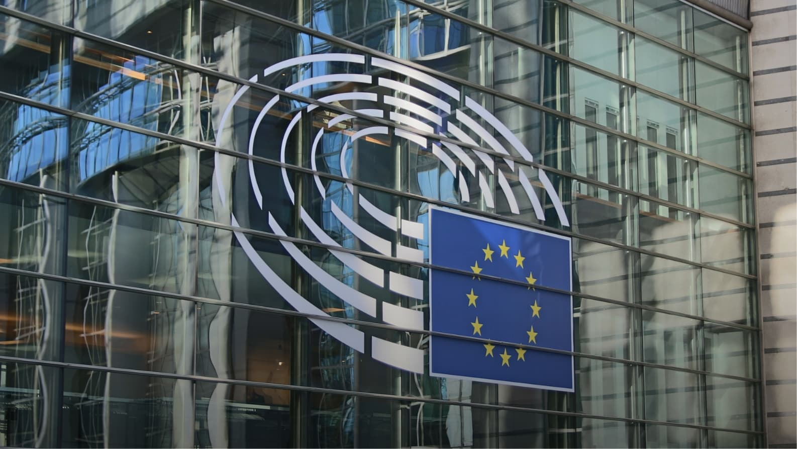Abbildung der Glasfront vom Europäischen Parlament in Brüssel
